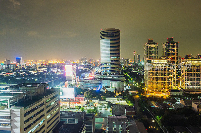 曼谷城市天际线的Saen Saep运河，新Phetchaburi路，素坤逸商业区夜景，高角度视图，泰国